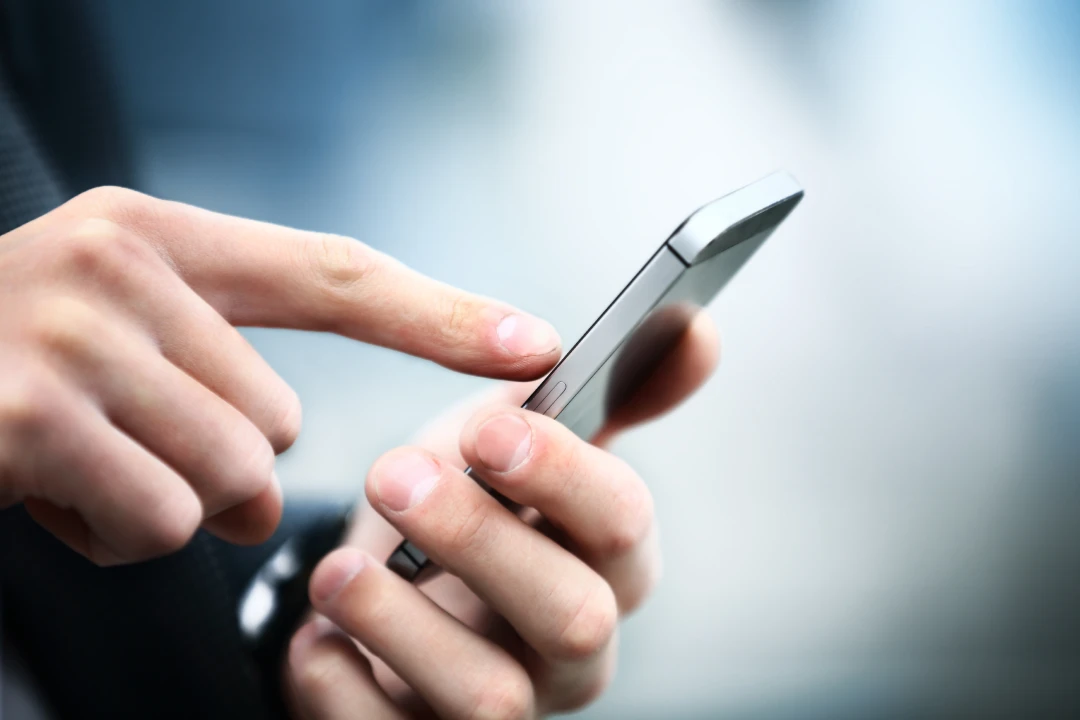 Nahaufnahme von tippendem Finger auf Smartphone